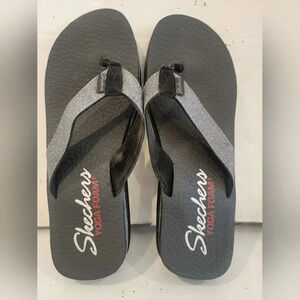 LADIES SKECHERS 1-1/2" WEDGE HEEL BLACK SANDALS WITH SILVER‎ STRAPS (sz 8)